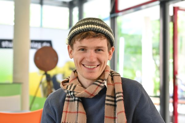 pascal schaut dich an und hat dabei eine wollene Mütze auf