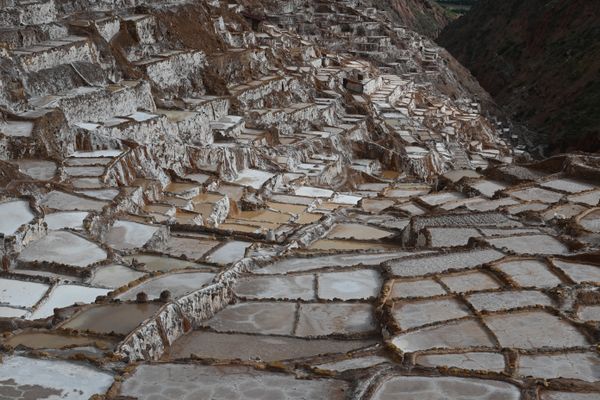 Die vielen Salzterrassen welche am Hang angelegt sind in schönem weiß.