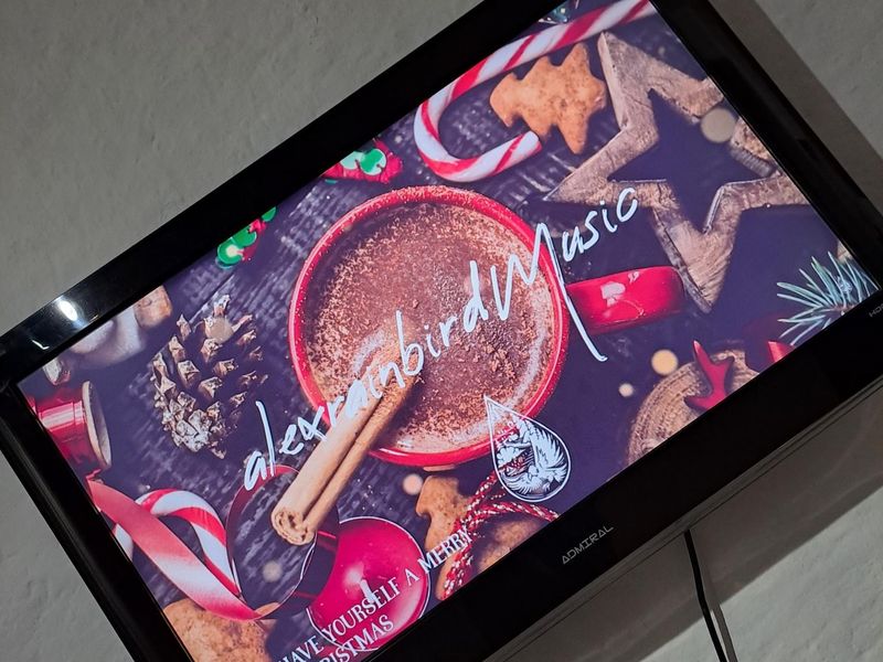 Weinachtsmusik am Fernseher.