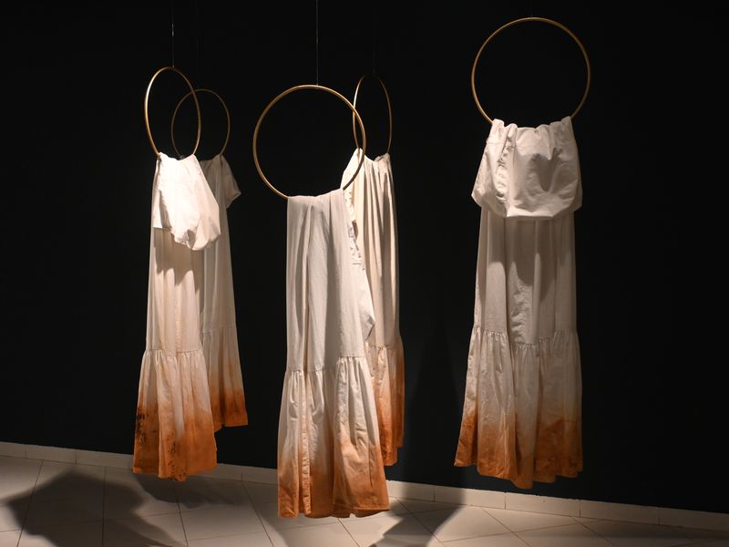 Austellung von Leinengewänder in Kunstblut getränkt in einer Kunstgalerie.