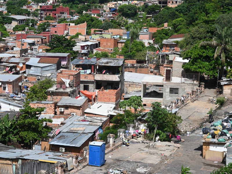 Ausblick auf das Armenviertel der Stadt. Dieses liegt direkt neben dem Regierungsbezirk und wird ab und an bei Hochwasser des Flusses überschwemmt.
