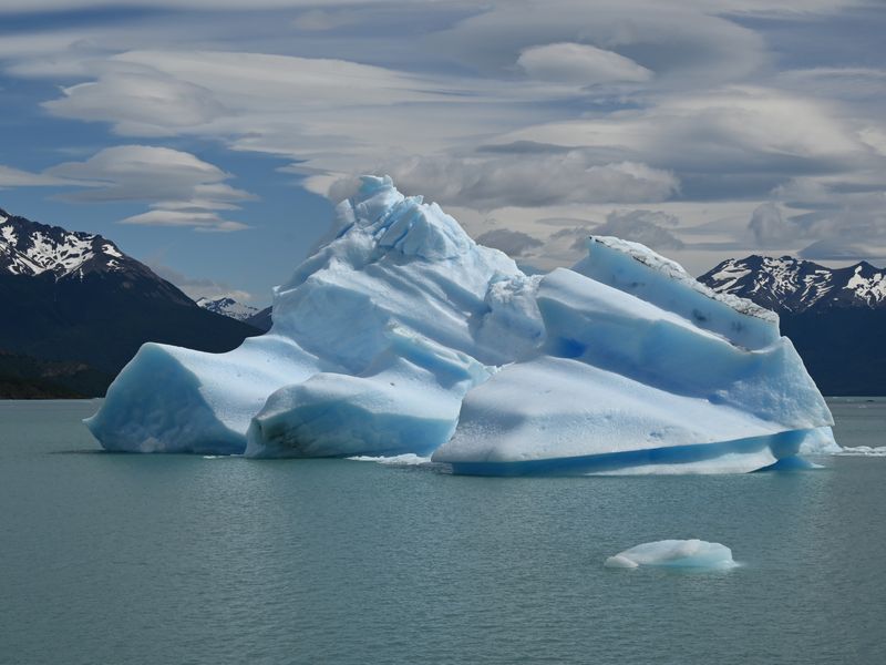Ein paar große Eisschorlen die beim Kalben des Gletschers enstanden sind.