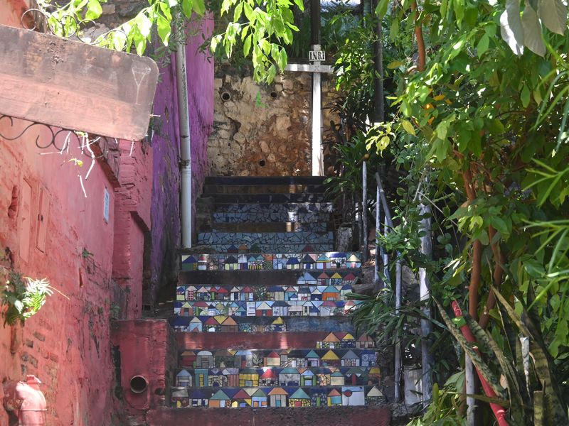 Eine Treppe mit Mosaiksteinen in einem alternativen Viertel.