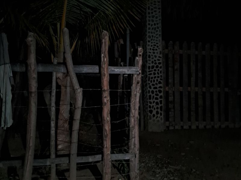 Im Dunkeln standen wir vor verschlossenen Türen.