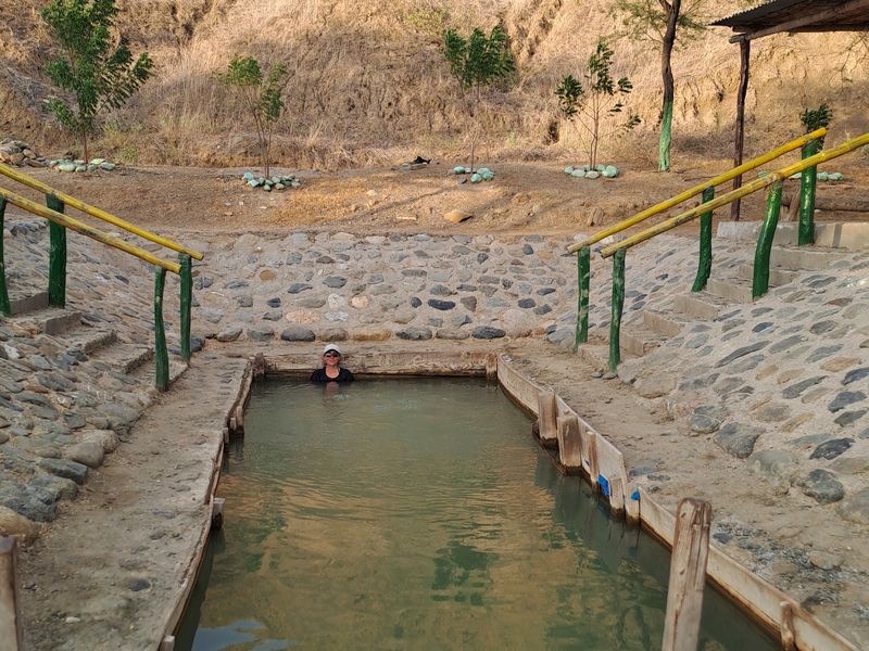 Sehr angenehm hier im warmen Wasser! Und außer uns waren auch nur vier weitere Leute da, die aber nicht lange blieben.