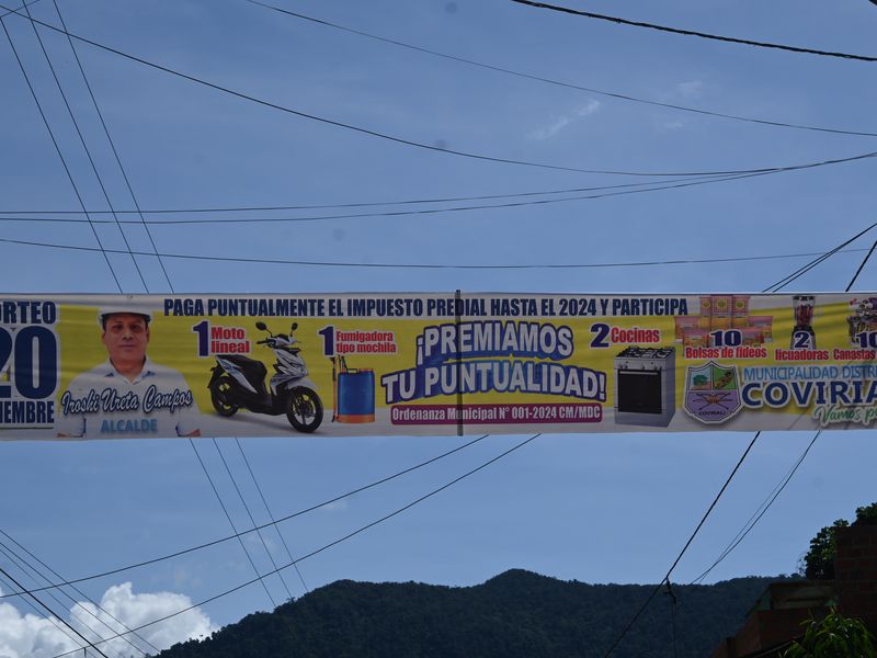 Banner, das Steuerzahlen mit Belohnungen bewirbt.