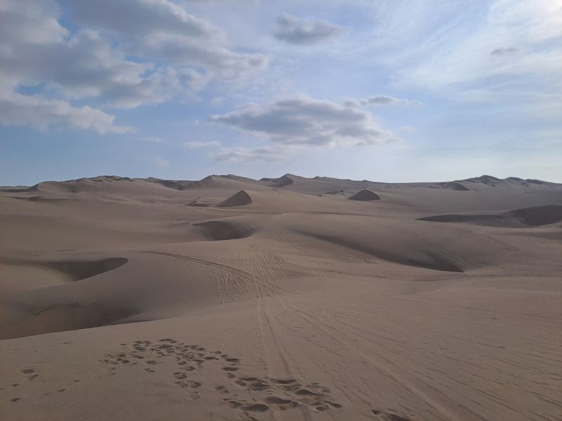 Die Wüste bei Ica unter leicht bewölktem Himmel aber trotzdem tollem Wetter.