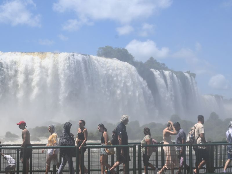 Nasse Sicht auf den Teufelsschlund von der brasilianischen Seite.