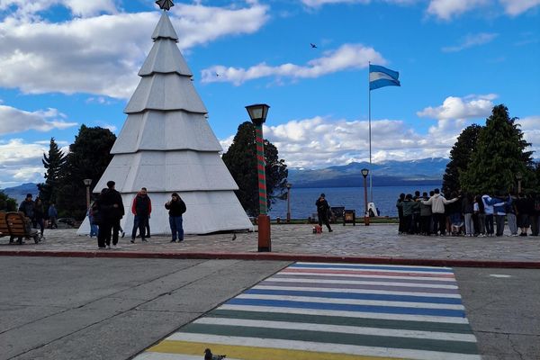 Weihnachtsbaum am Marktplatz von Bariloche.