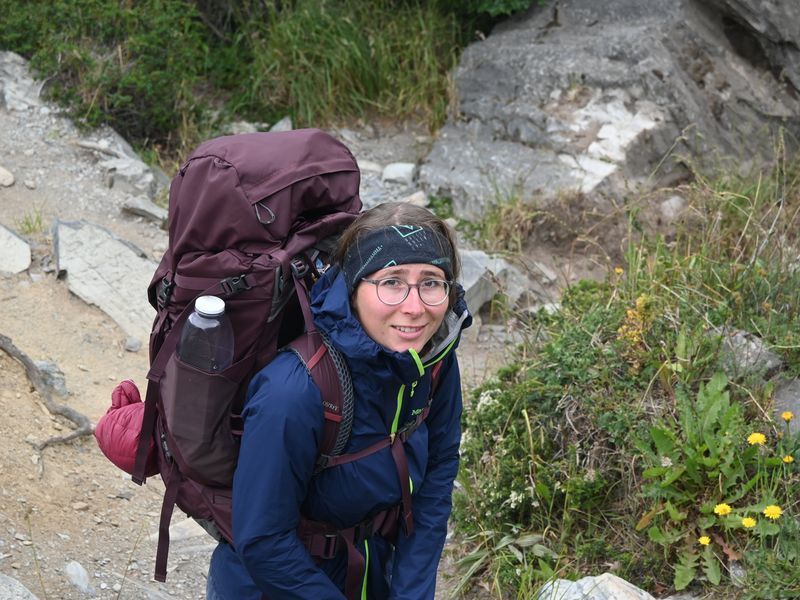 Anja angestrengt vom schweren Wanderrucksack tragen, kann kurz Pause machen, um fotographiert zu werden.