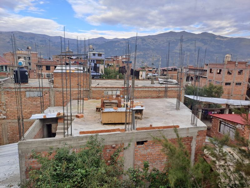 Die Aussicht vom Frühstücksraum bietet allerlei spanndende Einblicke in das Leben der Huarazer: Wäsche aufhängende Omis, Hühner am Dach und Baustellenfeeling.