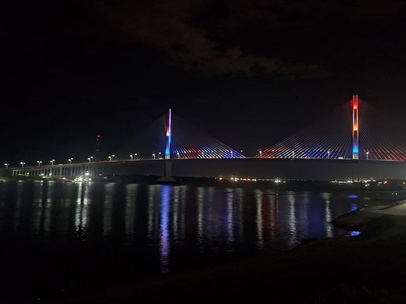 Die neu eröffnete Brücke angestrahlt in den Nationalfarben, die einen neuen Stadtteil für Asuncion erschließen wird.