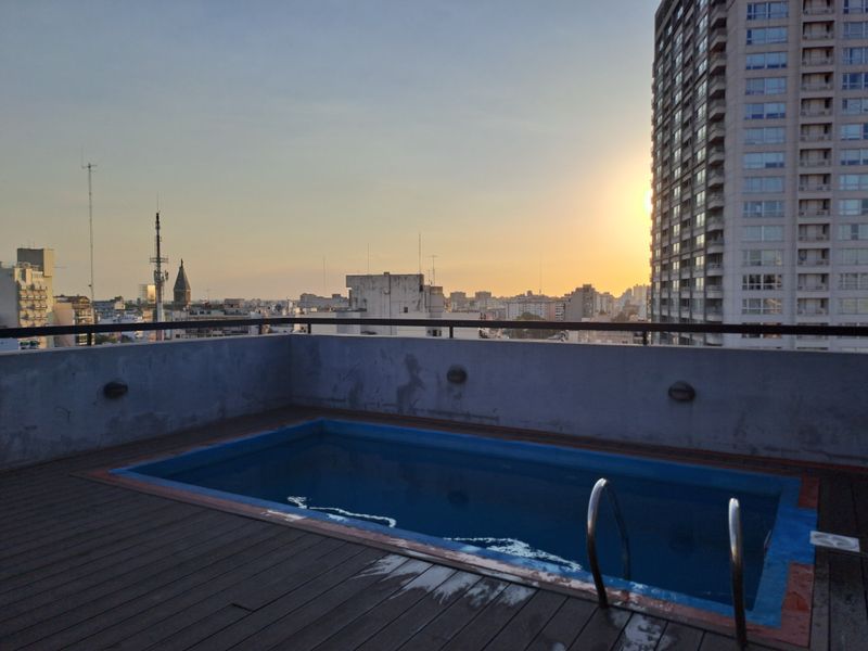 Ausblick vom Dach mit Pool auf einen Teil der Hochhäuser in der Stadt.