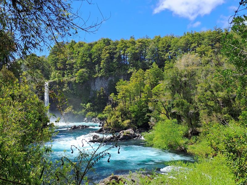 Sicht auf den einen Wasserfall mit wunderschönem türkisem Wasser