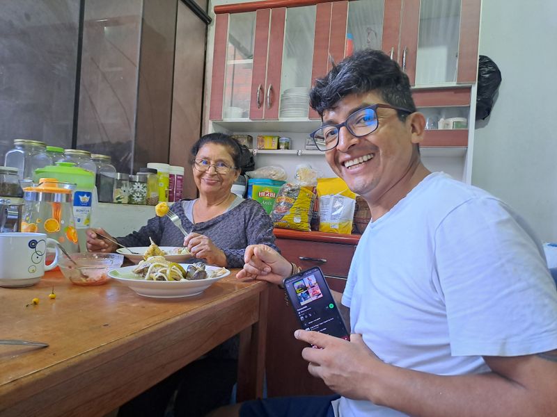 Richard und seine Mutter am Mittagstisch.