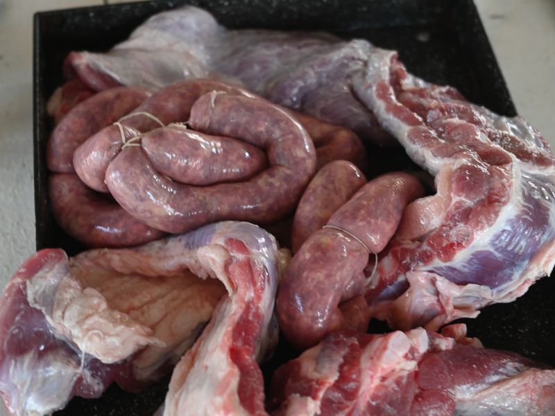 Wurst und Fleisch von den eigenen Kühen, welches sogar in der eigenen Fleischerei zubereitet wurde. Es war selbst für 13 Leute, ohne Beilagen zu viel.