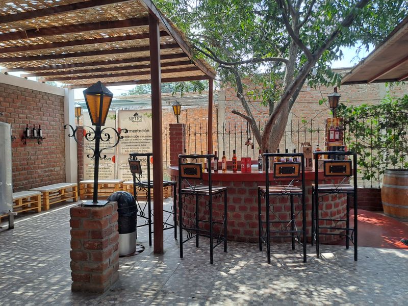 Eine Bar in Ica unter halb freiem Himmel.