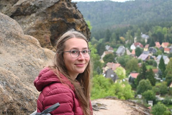 anja sitzt in den bergen