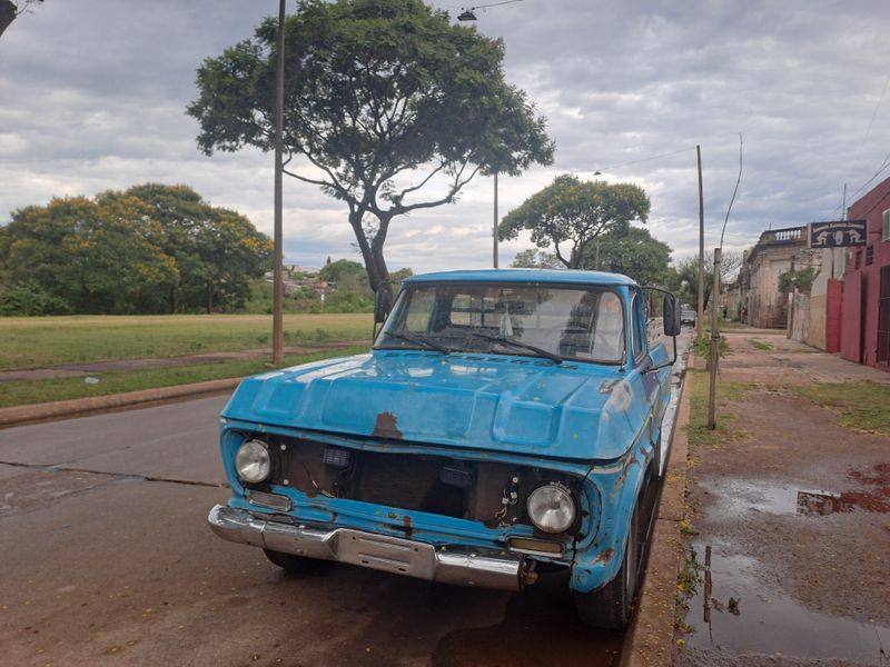 Coole alte und nicht mehr ganz intakte Autos gibt es hier viele. Die lokalen Busse sind manchmal in ähnlichem Zustand.