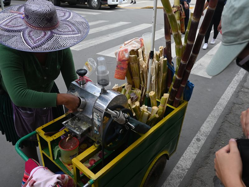 Der Zuckerrohrsaft wird frisch an der Straße gepresst, indem er durch eine mit Gas betriebene Walze gesteckt wird.
