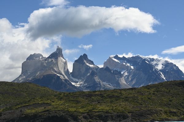 Ein Gebirgszug hinter den Torres Türmen, vom Katermaran aus fotografiert.