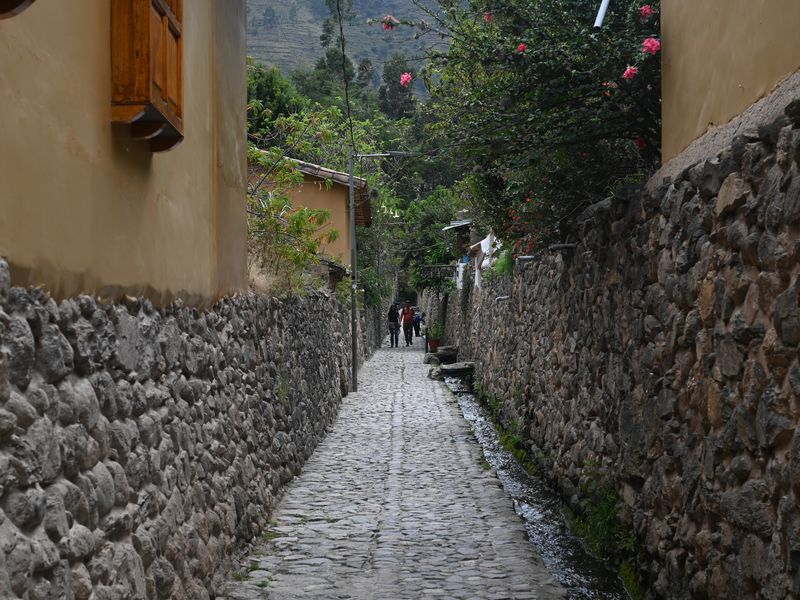 Eine der schmalen alten Gassen, mit sichtbaren Wasserkanälen.