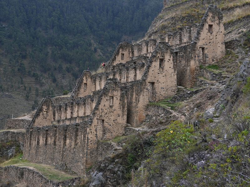 Alte Speicher, in denen das auf den Gemüse und Mais, welches auf den Terrassen angebaut wurde zu Inka Zeiten gelagert wurde.
