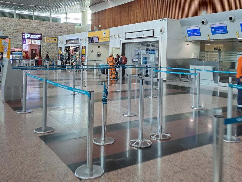 Nina verschwindet hinter dem Sicherheitsbereich.