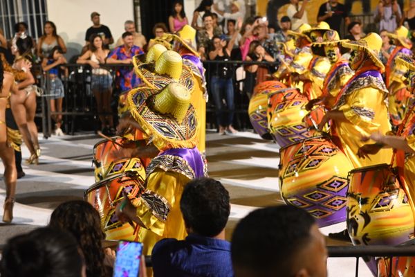 Die Trommlerfraktion einer Karnevalsgruppe in buntem Outfit.