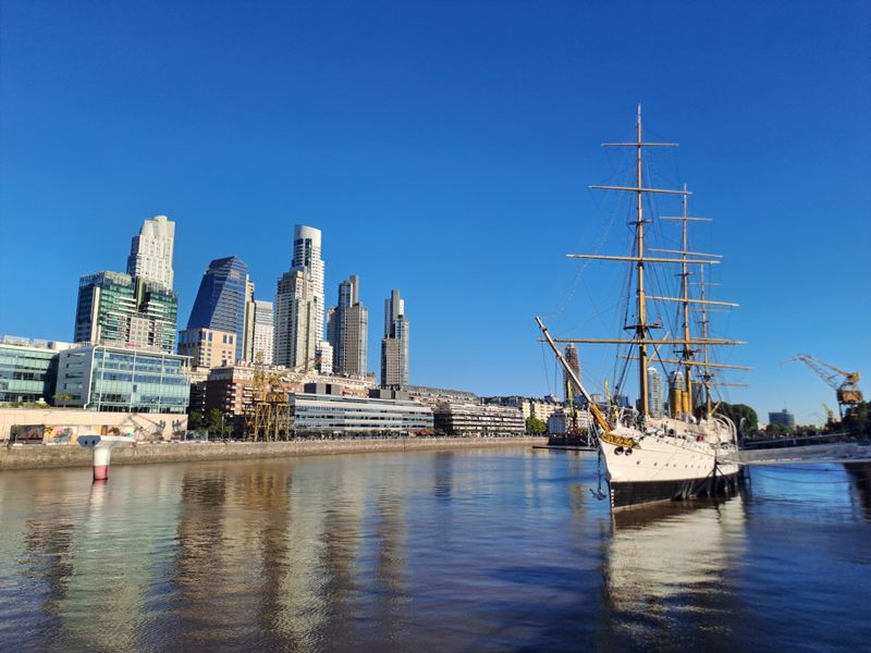 Segelschiff das zur Besichtigung in einem stillgelegten Hafenteil für Touristen anliegt.