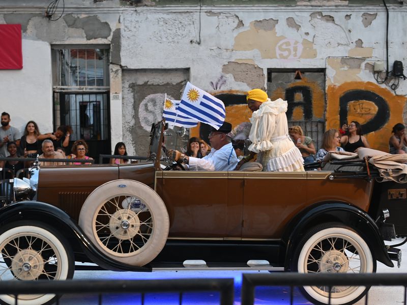 Beim Karnevlasumzug werden manche Personen auch per Automobil bewegt.