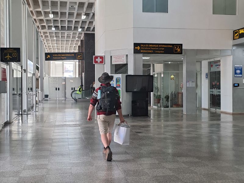 BILD GEHENDER JONA IM FLUGHAFEN