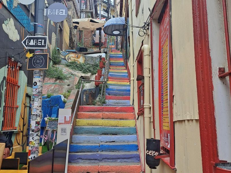 bunt angemalte Treppen in einer kleinen Gasse in Valparaiso