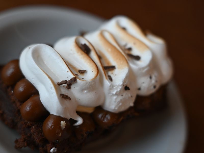 Ein leckerer Schokobrownie mit Sahne oben drauf.