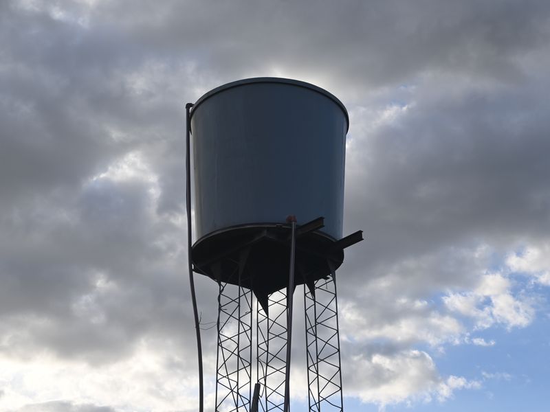 Der Warmwasserspeicher thront hier wie üblich neben dem Haus auf vier hohen Füßen