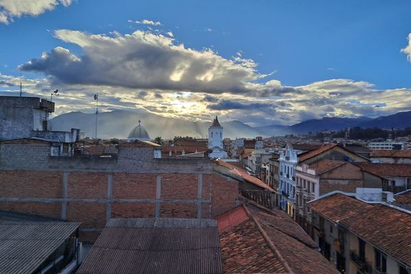 Hier die Sicht von der Hotel-Dachterrasse auf die Stadt.