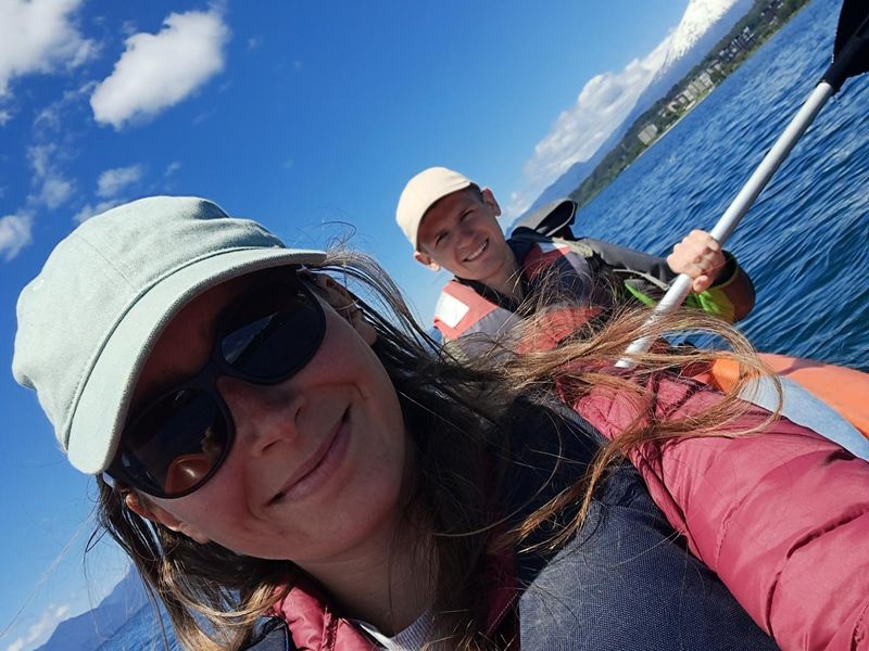 Pascal und Anja bewegen sich auf dem Wasser fort (mit Kanu)