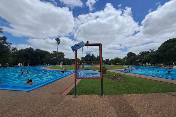 Der stillgelegte Hafen von Salto mit zwei alten Lastkränen, welcher direkt an der Grenze zu Argentinien liegt.