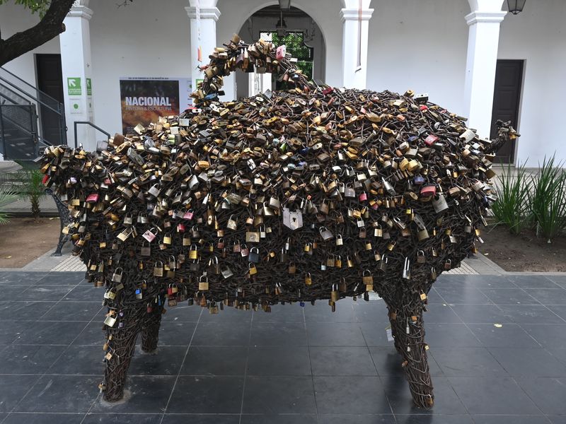 Ein überlebensgroßes Schwein aus Vorhängeschlössern.