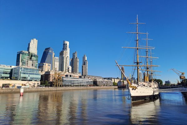 Segelschiff das zur Besichtigung in einem stillgelegten Hafenteil für Touristen anliegt.