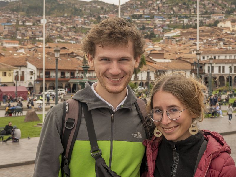 Pascal und Anja mit zersausten Haaren in Cusco.