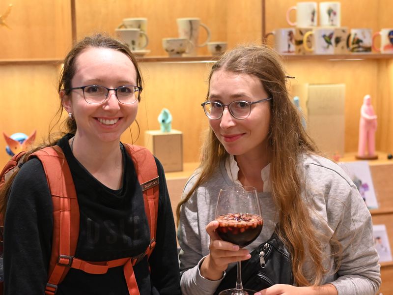 Anja und Nina genießen ein freies Getränk in der Kunstgalerie.