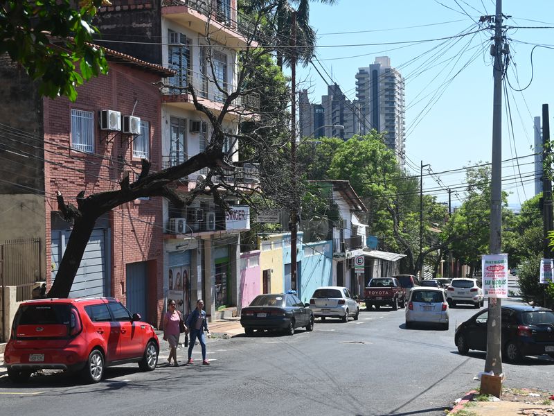 Einblick in das normale Straßenleben auf dem Weg zum Mercado Quadro.