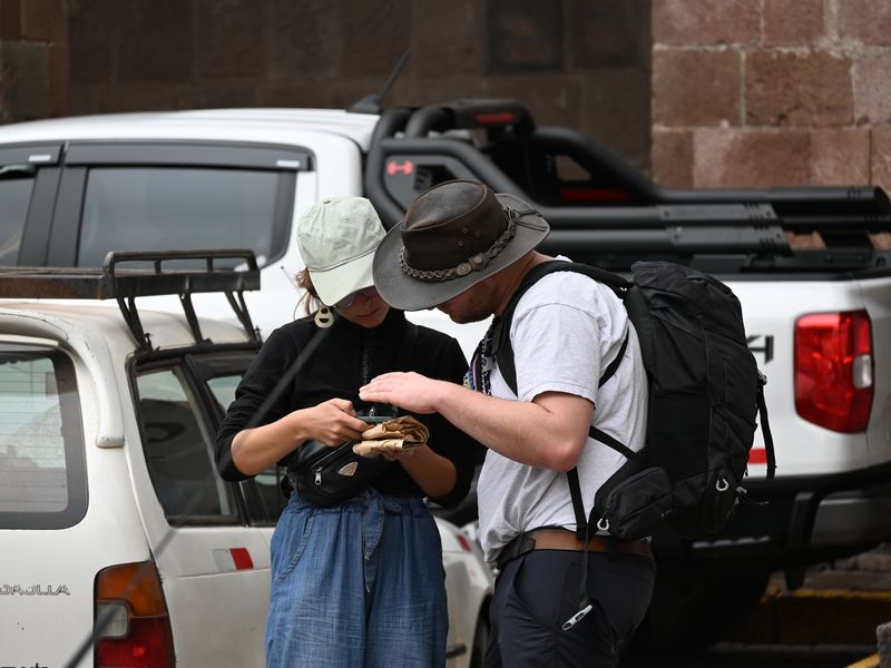 Jona und Anja organisieren zusammen und schauen etwas am Handy nach.