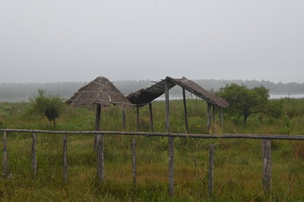 Einfache Hütten im Sumpf aus Stroh.