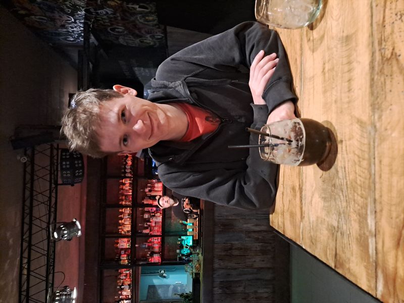 Pascal beim feiern an Silvester in einer Bar.