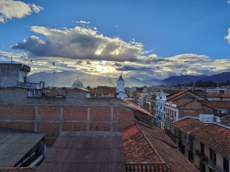 Hier die Sicht von der Hotel-Dachterrasse auf die Stadt.