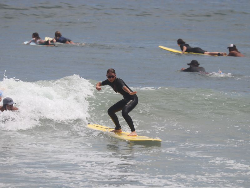 Nina und ich stehen zum ersten Mal auf dem Surfbrett!