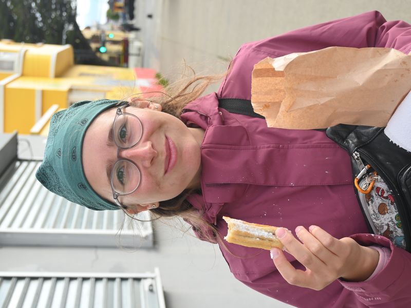 Anja ist so glücklich wie ein Mondkuchenpferd und genießt ihre Churros.