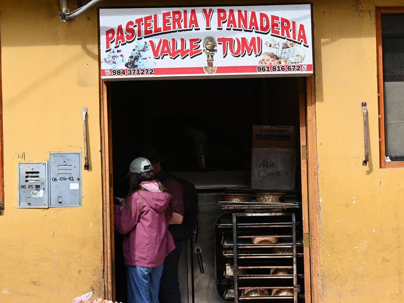 Anja geht beim Bäcker Gebäck kaufen.